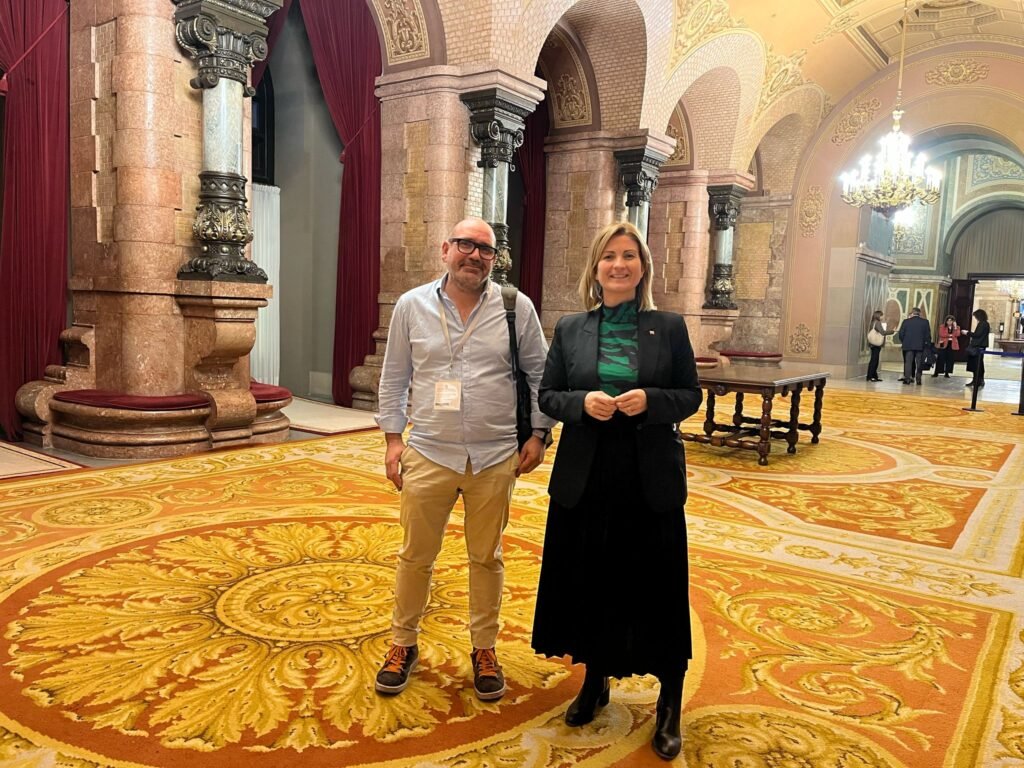 President de la Federació Xarxa Vendrellenca amb la Vicepresidenta del Parlament de Catalunya i Diputada del grup d'ERC Raquel Sans, al Parlament de Catalunya.