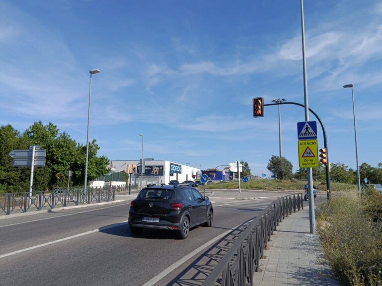 La Generalitat instal·la senyals d’alta visibilitat a la C-31 per millorar la seguretat escolar, a petició de la Federació Xarxa Vendrellenca