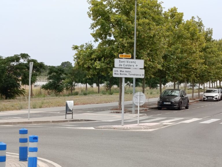 La Diputació instal·la nova senyalització per indicar les urbanitzacions Torreblanca, Mas Borràs i Mas Astor a l’avinguda de Sant Vicenç de Calders