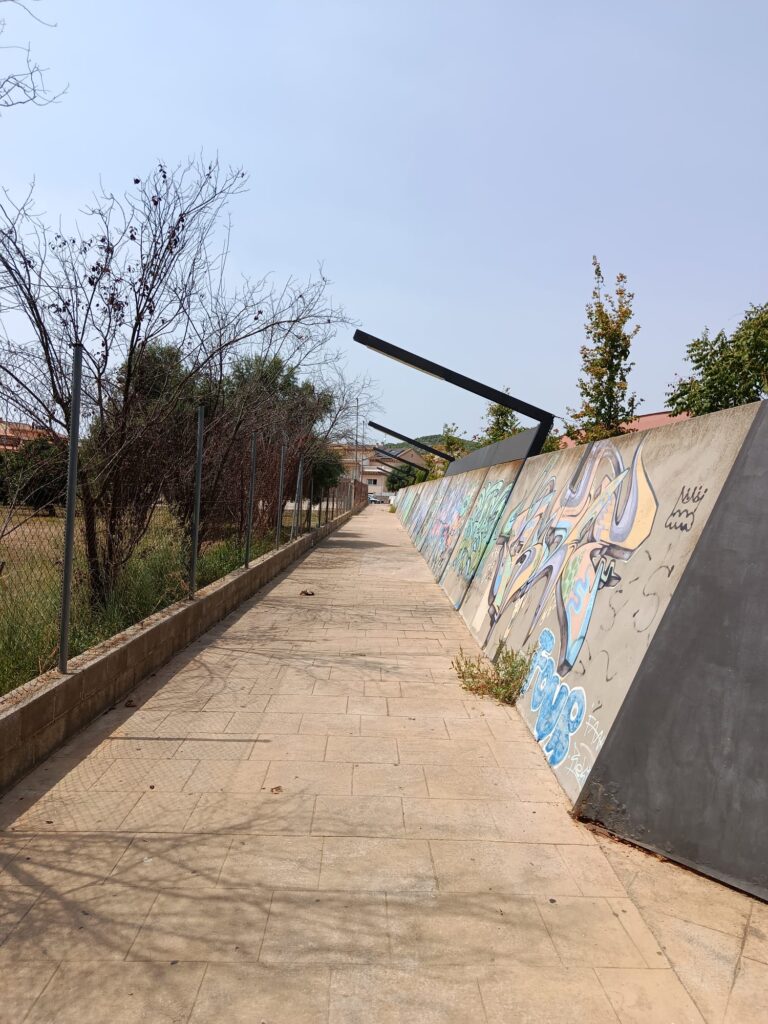 Els veïns del Tancat III reclamen la reposició dels bancs al passadís de la pista del Marta Mata