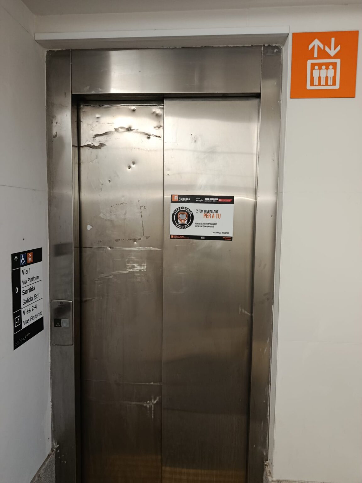 La Federació Xarxa Vendrellenca denuncia la inoperativitat de l’ascensor de l’estació del Vendrell i exigeix la seva reparació immediata.