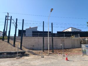 Pantalles de la via a Roda de Berà