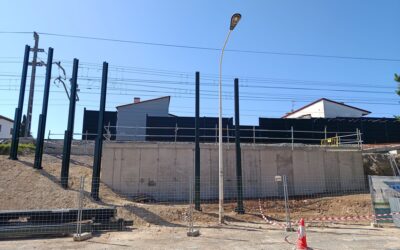 Pantalles de la via a Roda de Berà