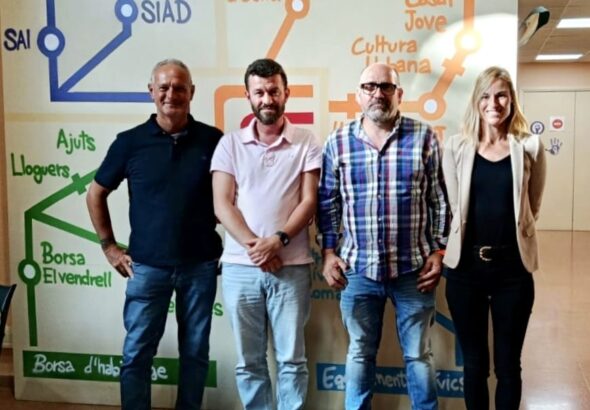 Foto amb representants de la junta del Romani