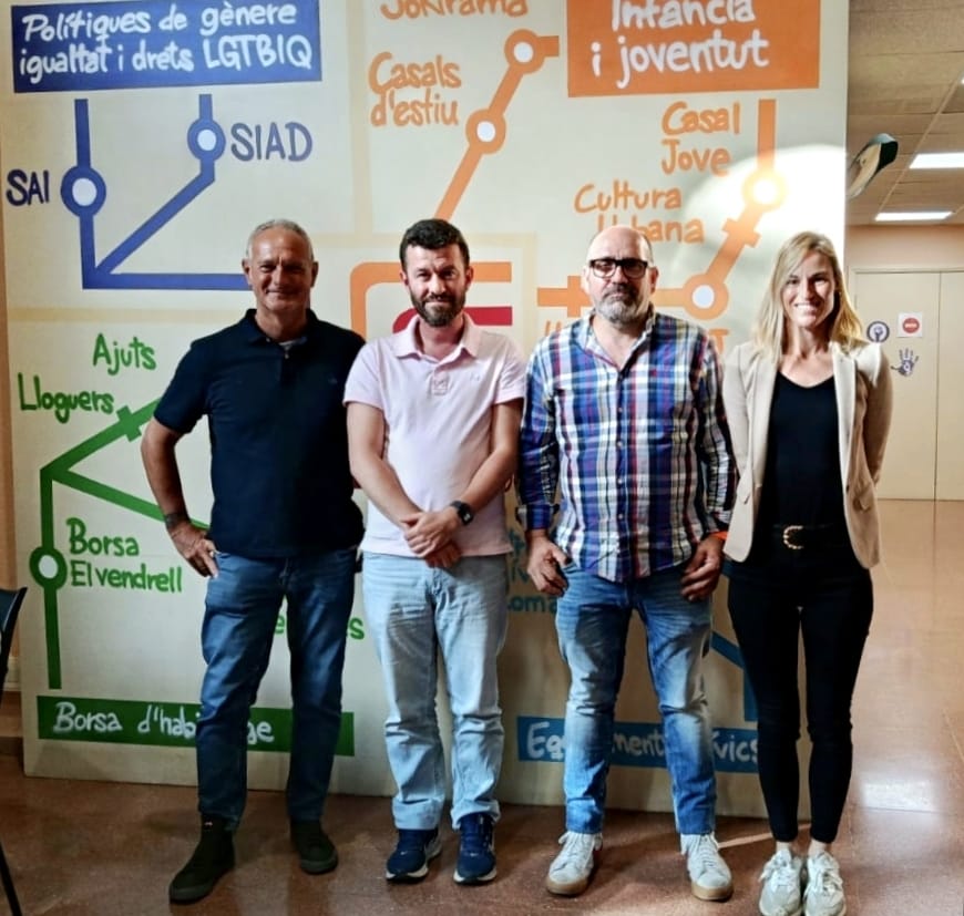 Foto amb representants de la junta del Romani